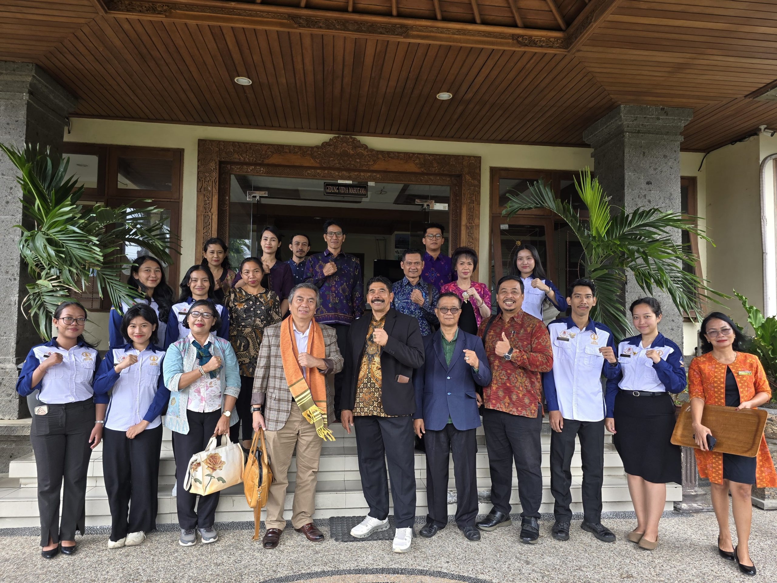 DORONG PENGUATAN PENDIDIKAN BAGI PEMUDA, UHN SUGRIWA HADIRKAN DUTA BESAR RI